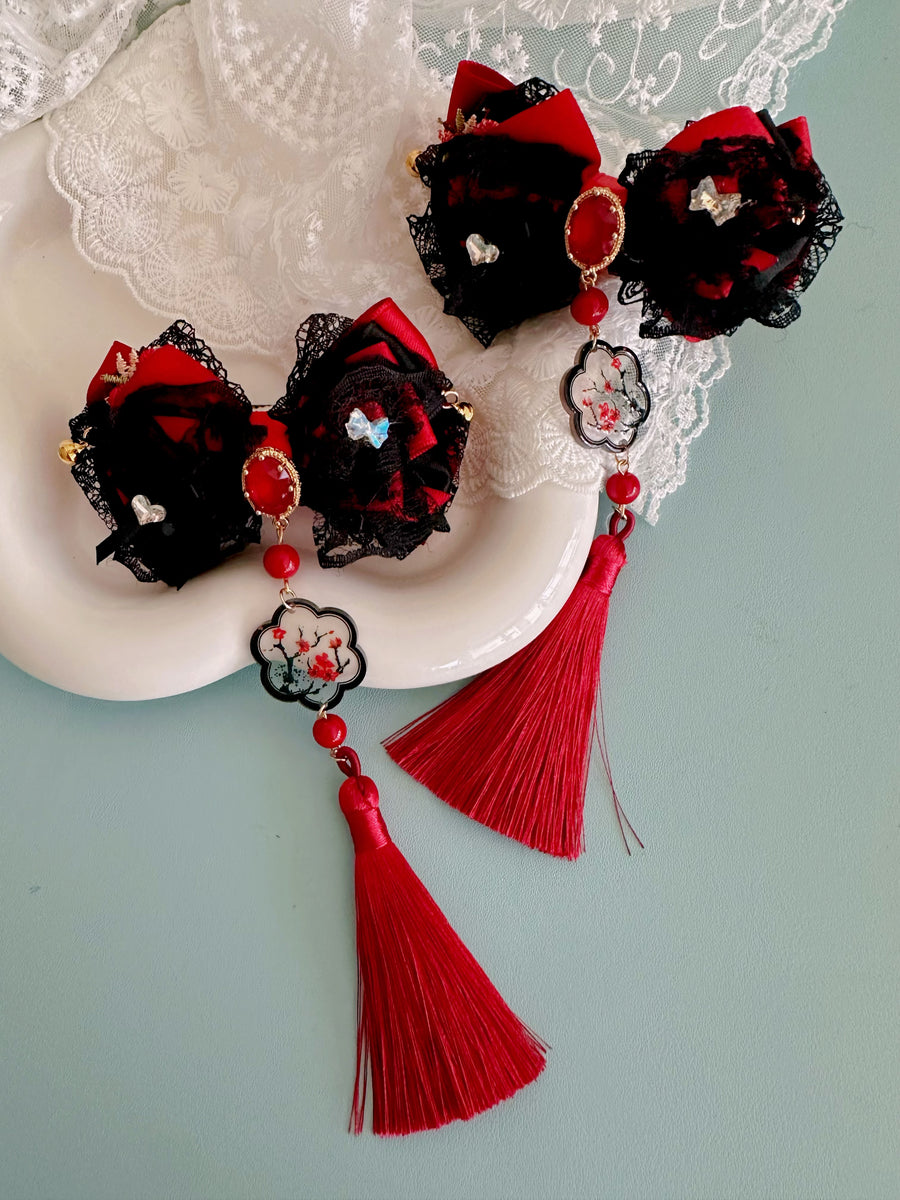 Black and red Lolita style streamers